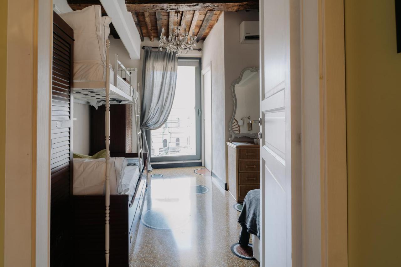 Le Stanze Del Piccadilly Vandrarhem Genua Exteriör bild
